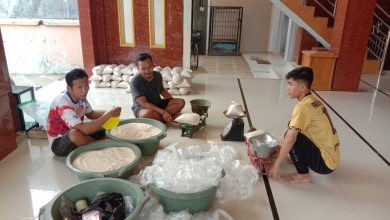 Pemuda Muhammadiyah Pangkah Sedang Menimbang Beras Zakat Fitrah