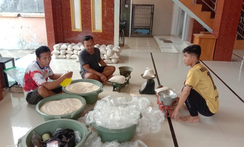 Pemuda Muhammadiyah Pangkah Sedang Menimbang Beras Zakat Fitrah