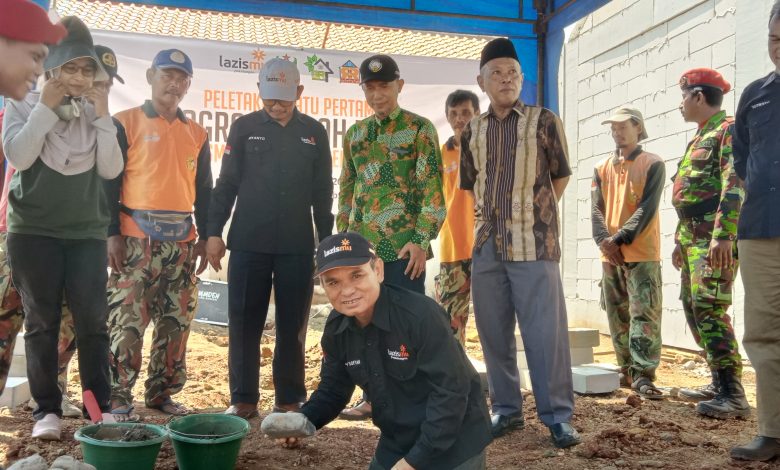 Ketua Badan Pengurus Lazismu Kabupaten Pekalongan, M. Ali Sofyan, melakukan peletakan batu pertama pembangunan dua unit rumah untuk warga Desa Tratebang Kecamatan Wonokerto yang terdampak banjir rob di pantai utara