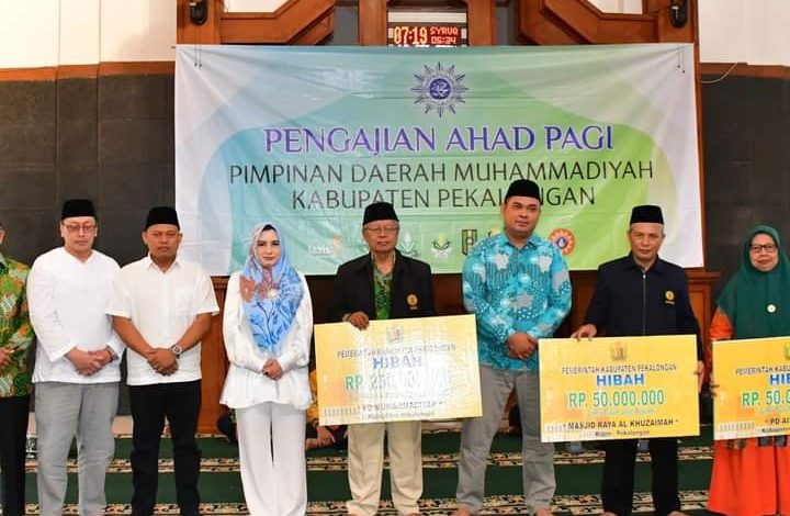 Bupati Pekalongan, Fadia Arafiq, secara simbolis menyerahkan hibah kepada Muhammadiyah dan Aisyiyah Kabupaten Pekalongan