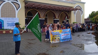 Penasehat Takmir Masjid Sabilurrohman, KH. Nadhim, BA. melepas kegiatan jalan sehat