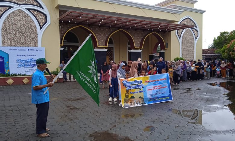 Penasehat Takmir Masjid Sabilurrohman, KH. Nadhim, BA. melepas kegiatan jalan sehat