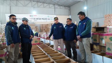 Direktur Pendayagunaan dan Pendistribusian Lazismu, Ardi Lutfi Kautsar, meninjau gudang kemanusiaan di Mesir