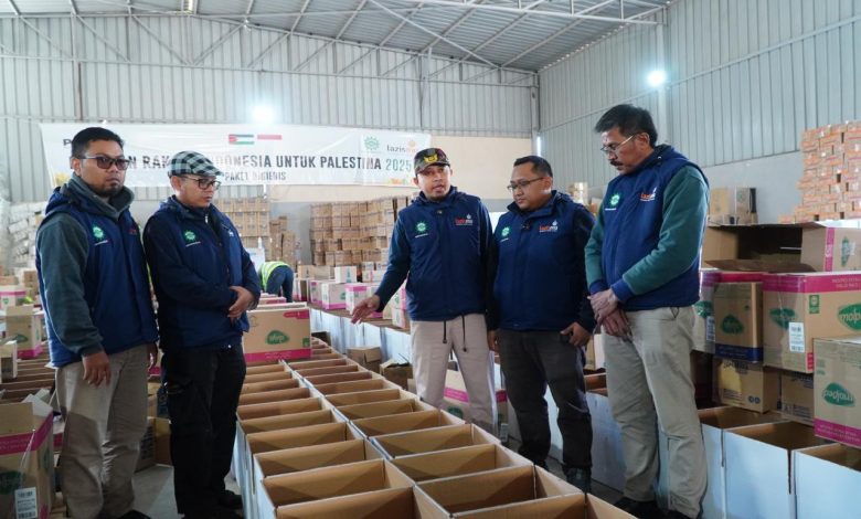 Direktur Pendayagunaan dan Pendistribusian Lazismu, Ardi Lutfi Kautsar, meninjau gudang kemanusiaan di Mesir