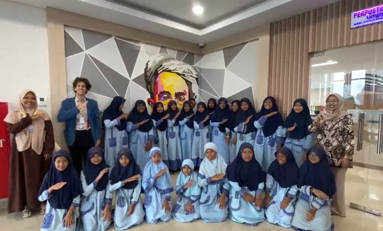 Mr. Tvrtko Balic, praktisi pendidikan asal Kroasia dalam kegiatan "Learn With Native Speaker"