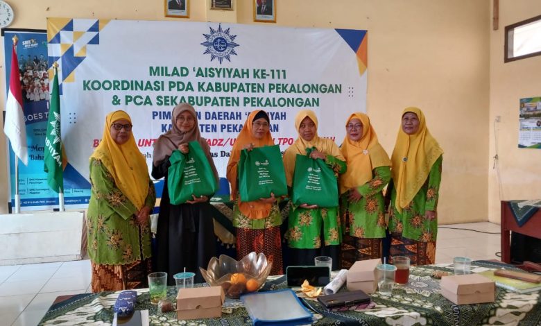 Pimpinan Daerah ‘Aisyiyah (PDA) Kabupaten Pekalongan menyalurkan bantuan kepada 209 ustadz/ustadzah atau guru TPQ ‘Aisyiyah se-Kabupaten Pekalongan