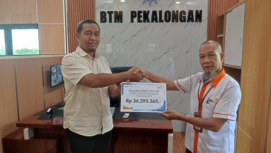 KSPPS BTM Pekalongan serahkan dana zakat ke Lazismu Kab. Pekalongan