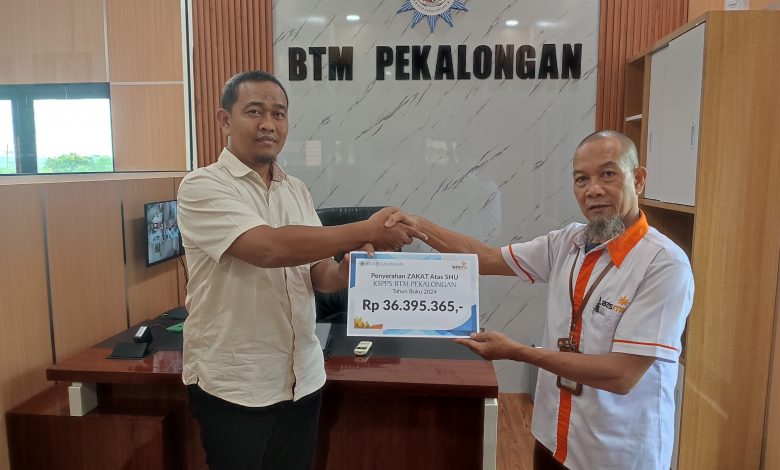 KSPPS BTM Pekalongan serahkan dana zakat ke Lazismu Kab. Pekalongan
