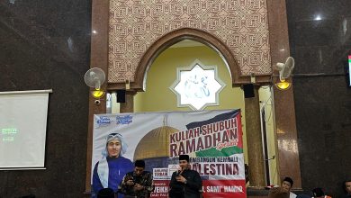 Syeikh Malik Abdul Sami' Hamid dari Palestina memberikan ceramah pada kegiatan kuliah subuh di Masjid Sabilurrohman Kauman Wiradesa