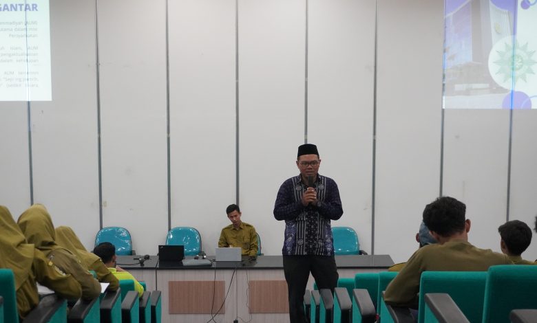 Kepala Biro Al Islam Kemuhammadiyahan Universitas Muhammadiyah Pekajangan Pekalongan, Gigih Setianto, memberikan motivasi kepada siswa-siswa SMK Muhammadiyah Kedungwuni yang sedang berkunjung