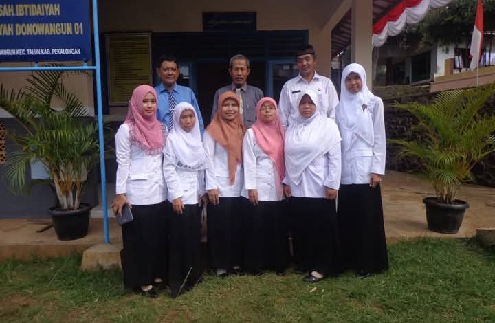 Kepala Sekolah dan Guru MI Muhammadiyah Donowangun 01