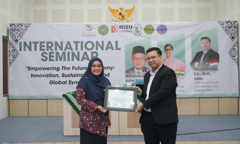 Dekan FEB UMPP Yohani memberikan apresiasi kepada narasumber seminar internasional