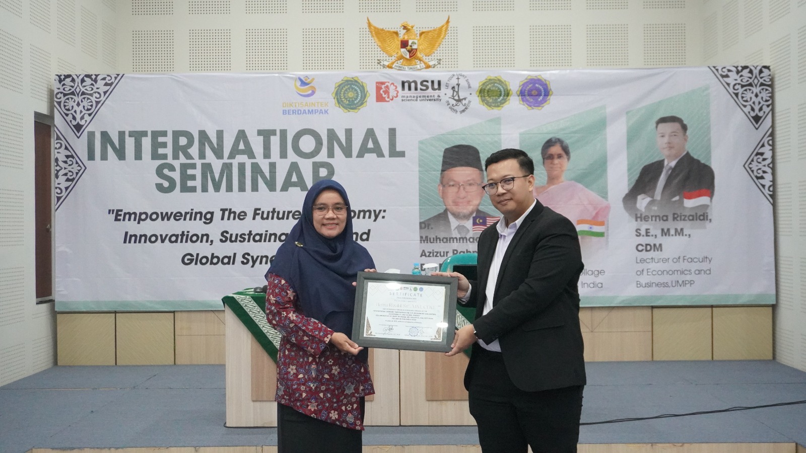 Dekan FEB UMPP Yohani memberikan apresiasi kepada narasumber seminar internasional