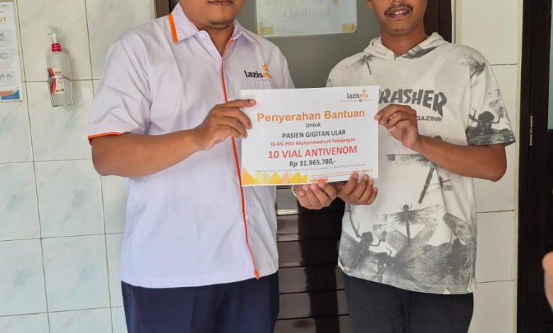 Kepala Kantor Layanan Lazismu RSI PKU Muhammadiyah Pekajangan, Sukisto, menyerahkan bantuan kepada Suwondho, Ayah Korban Anak Digigit Ular Berbisa yang masih dirawat di ICU RSI PKU Muhammadiyah Pekajangan