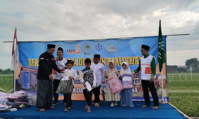 Ketua Pimpinan Cabang Muhammadiyah Wiradesa, Abdul Basith Amin, menyerahkan bantuan santunan kepada 65 anak yatim dan dhuafa pada pengajian ahad pagi Muhammadiyah Wiradesa