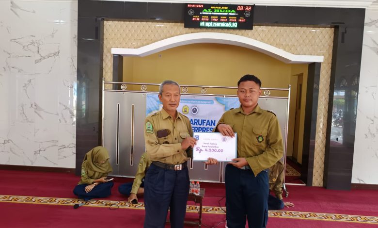 Kepala SMK Muhammadiyah Kedungwuni, Bambang Sungkowo, S. Pd, mengapresiasi prestasi siswa dalam Program Baca Tulis Al Qur'an