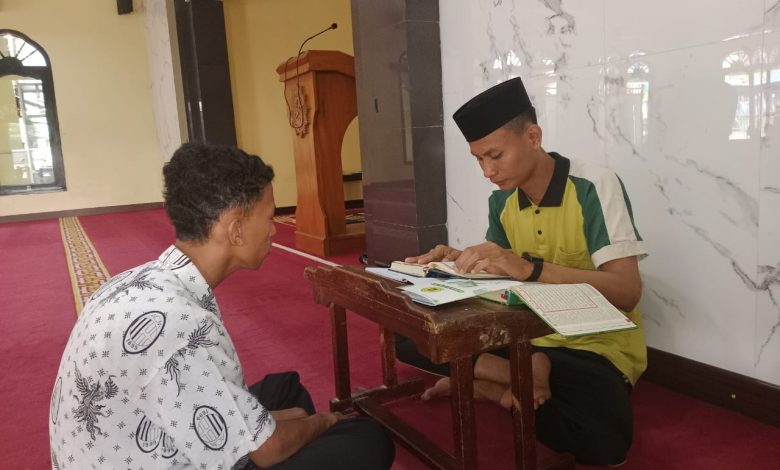 Pengajar Program Tahfidz SMK Muhammadiyah Kedungwuni, Syifa Ma'ruf, sedang membimbing siswa program tahfidz