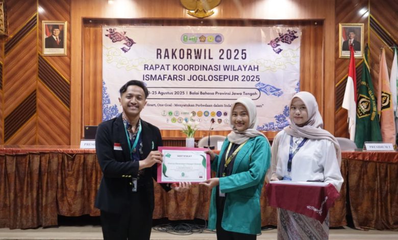 *Isna Fadhillah, Ketua HIMAFARSI UMPP menerima penghargaan sebagai peringkat kedua di Tingkat Regional