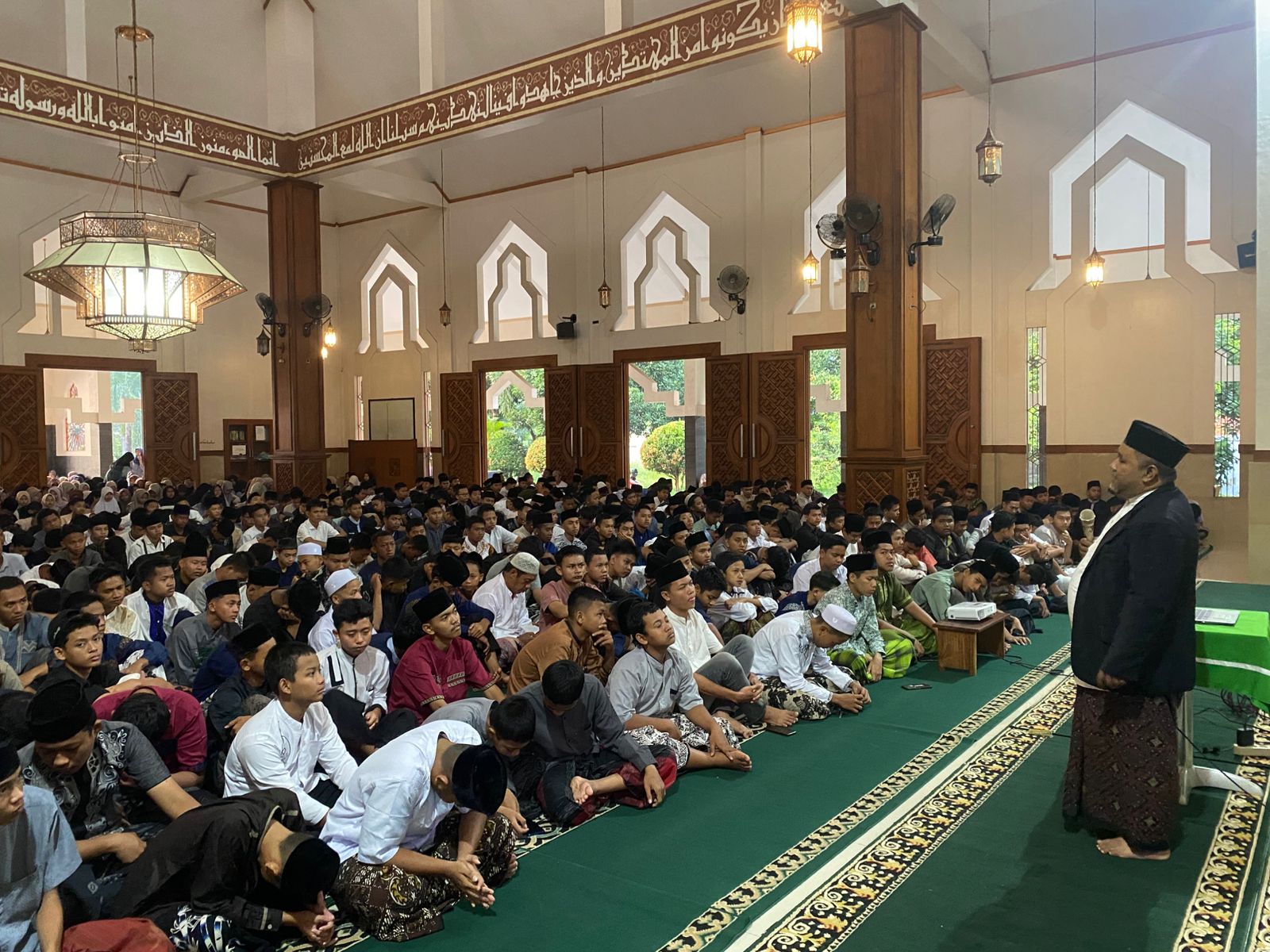 Dalam perspektif irfani, perintah Iqra’ menjadi dasar bagi konsep pendidikan yang menyatukan aspek intelektual dan spiritual. Pendidikan tidak hanya dipahami sebagai transmisi ilmu pengetahuan, tetapi sebagai proses membentuk manusia menjadi pribadi yang sadar akan kehadiran Tuhan dalam seluruh aktivitasnya.