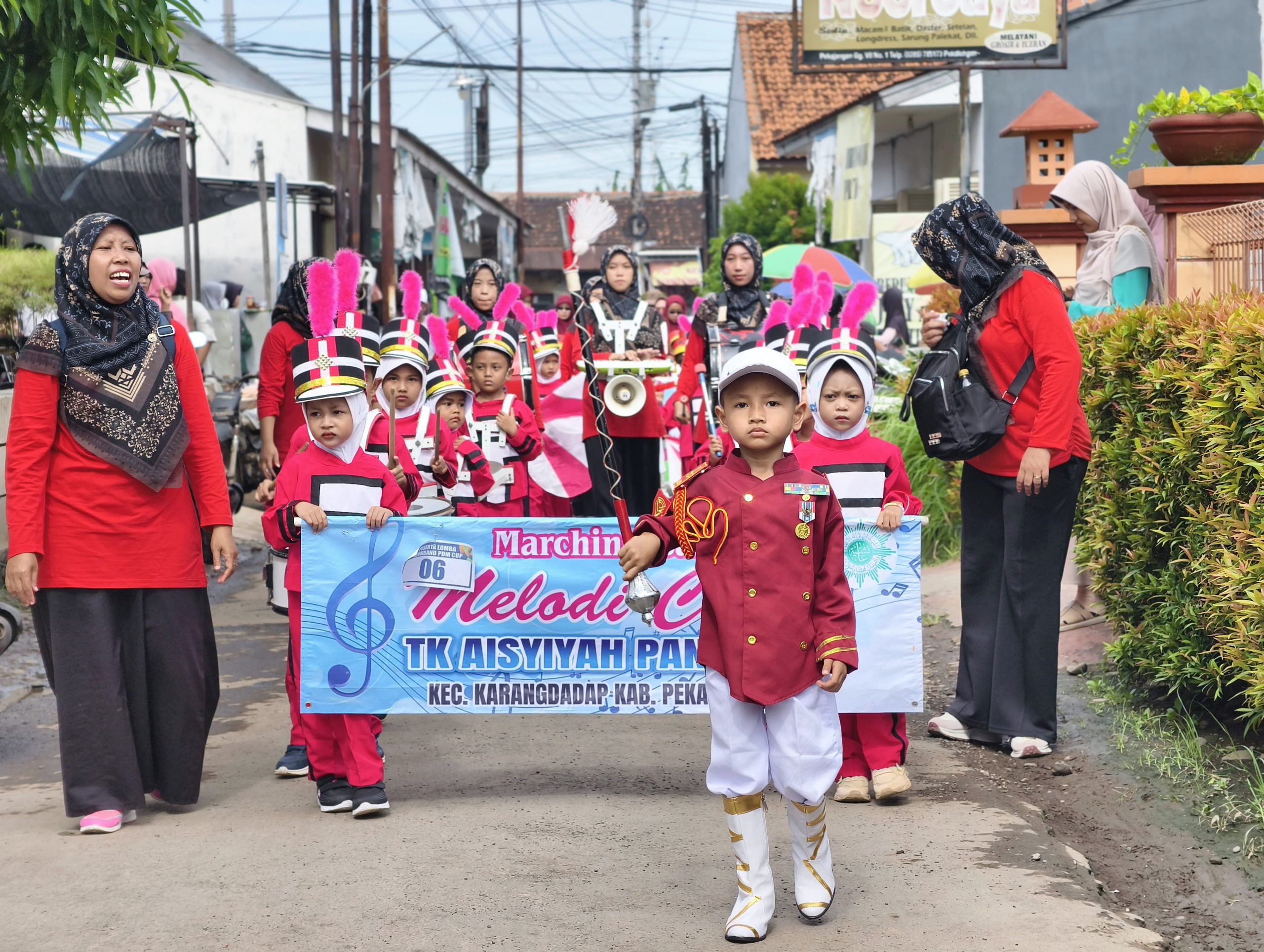 Siswa-siswi TK Aisyiyah di Kabupaten Pekalongan unjuk keterampilan bermain marching band