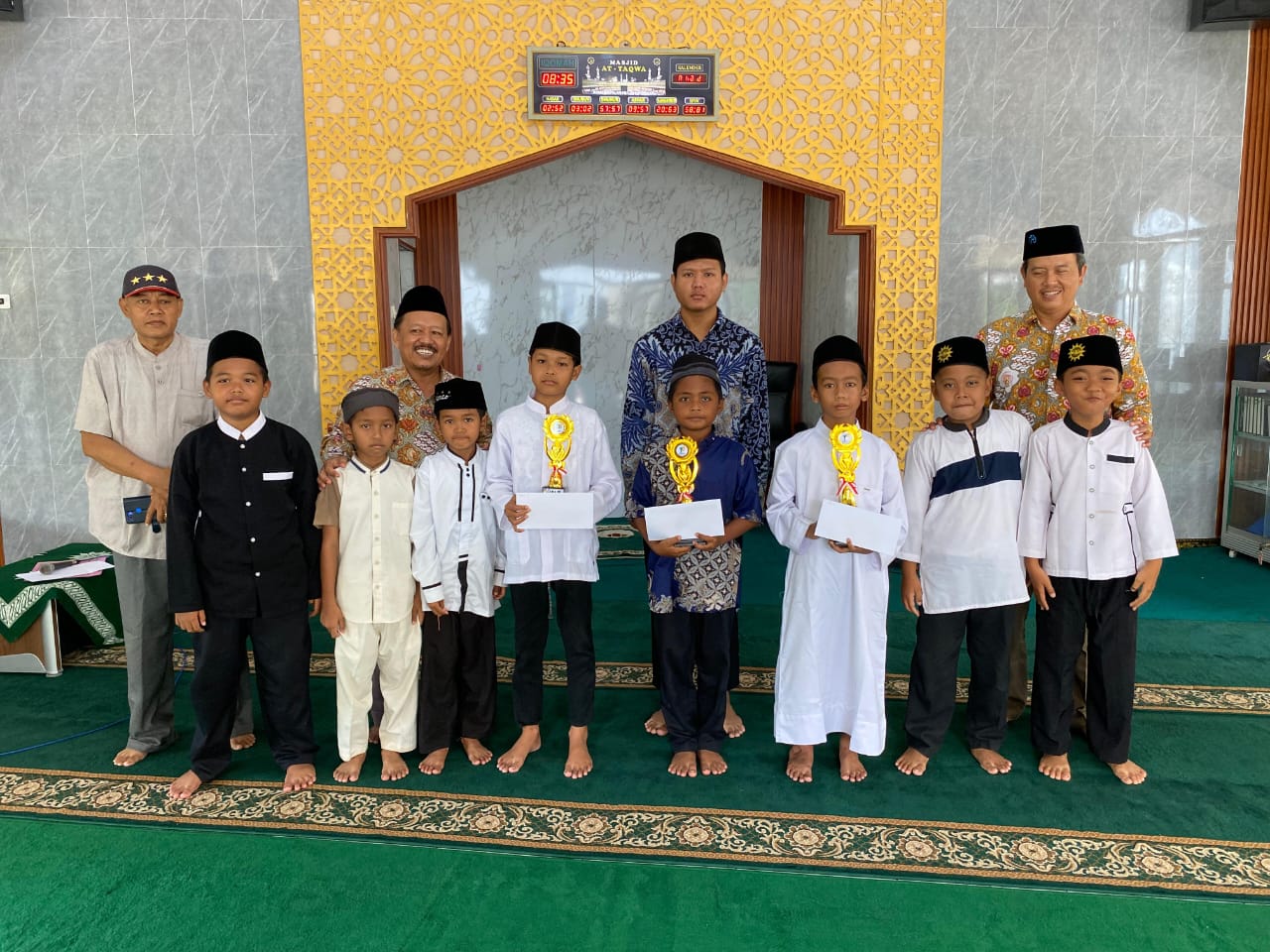 Perintah Iqra’ pada Surah Al-‘Alaq ayat 1–5 dipandang oleh tradisi irfani sebagai momen spiritual pertama dalam proses pembentukan kenabian. Ayat “Iqra’ bismi Rabbika alladzi khalaq” tidak hanya mengandung instruksi membaca, tetapi juga perintah mengorientasikan seluruh proses pengetahuan kepada Tuhan sebagai sumber wujud.