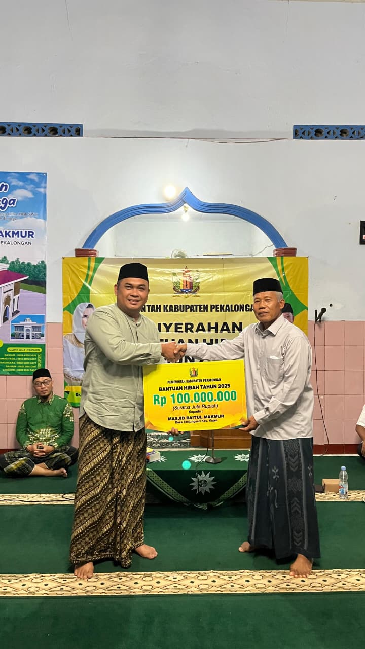 Penyerahan simbolis dana hibah untuk Masjid Baitul Makmur Tanjungsari Kajen oleh Ahmad Muzaki