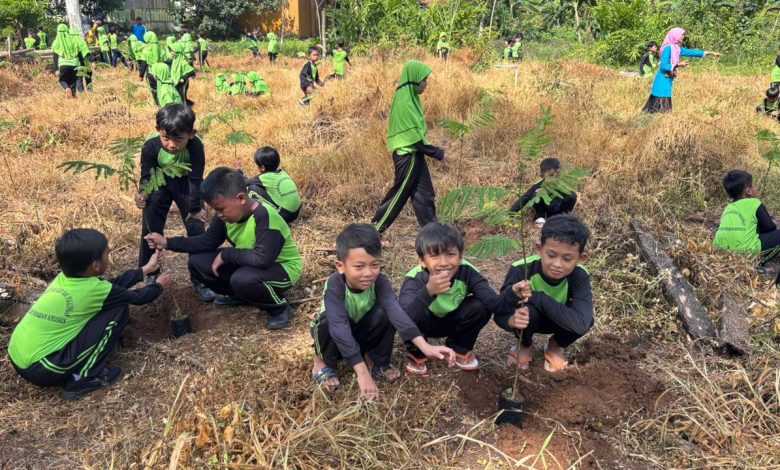 Siswa-siswi SD Muhammadiyah Kajen melakukan kegiatan penanaman