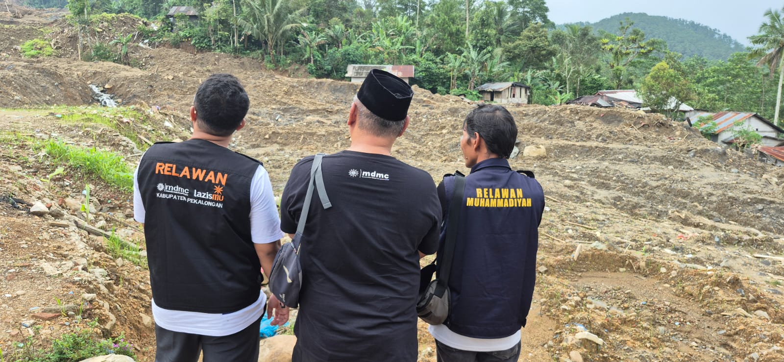 Relawan MDMC memperlihatkan dahsyat dan luasnya lokasi longsor di Dukuh Situkung Banjarnegara