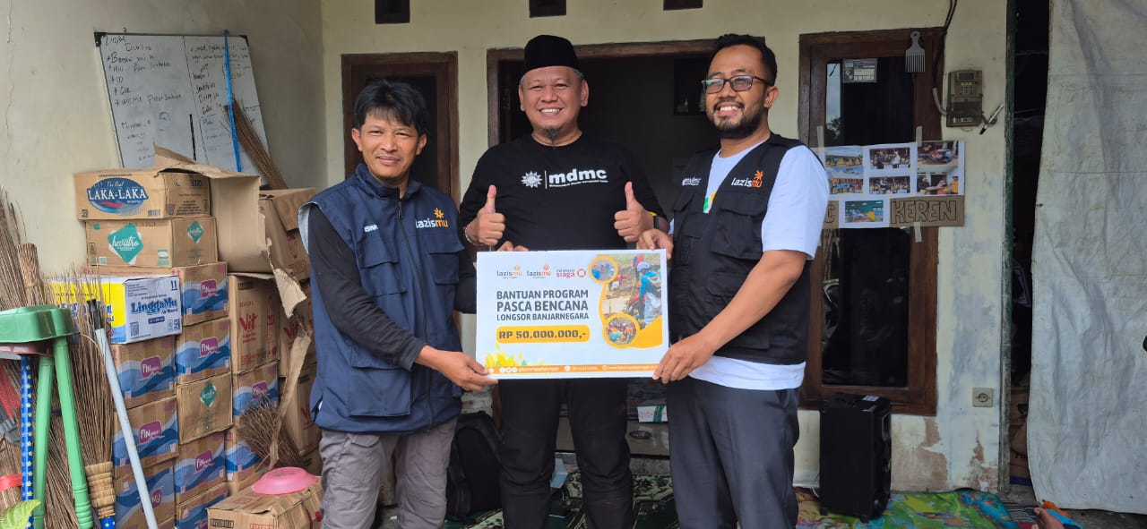 Relawan MDMC Banjarnegara, Effendi (Rompi Biru), secara simbolis menerima bantuan dari Lazismu Kabupaten Pekalongan