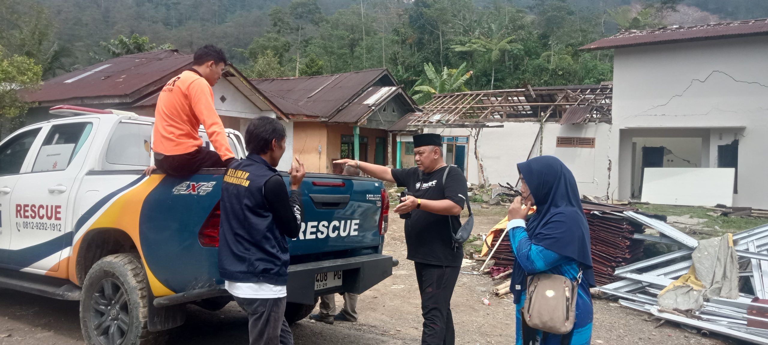 Relawan MDMC memperlihatkan kondisi rumah-rumah yang rusak pasca bencana longsor