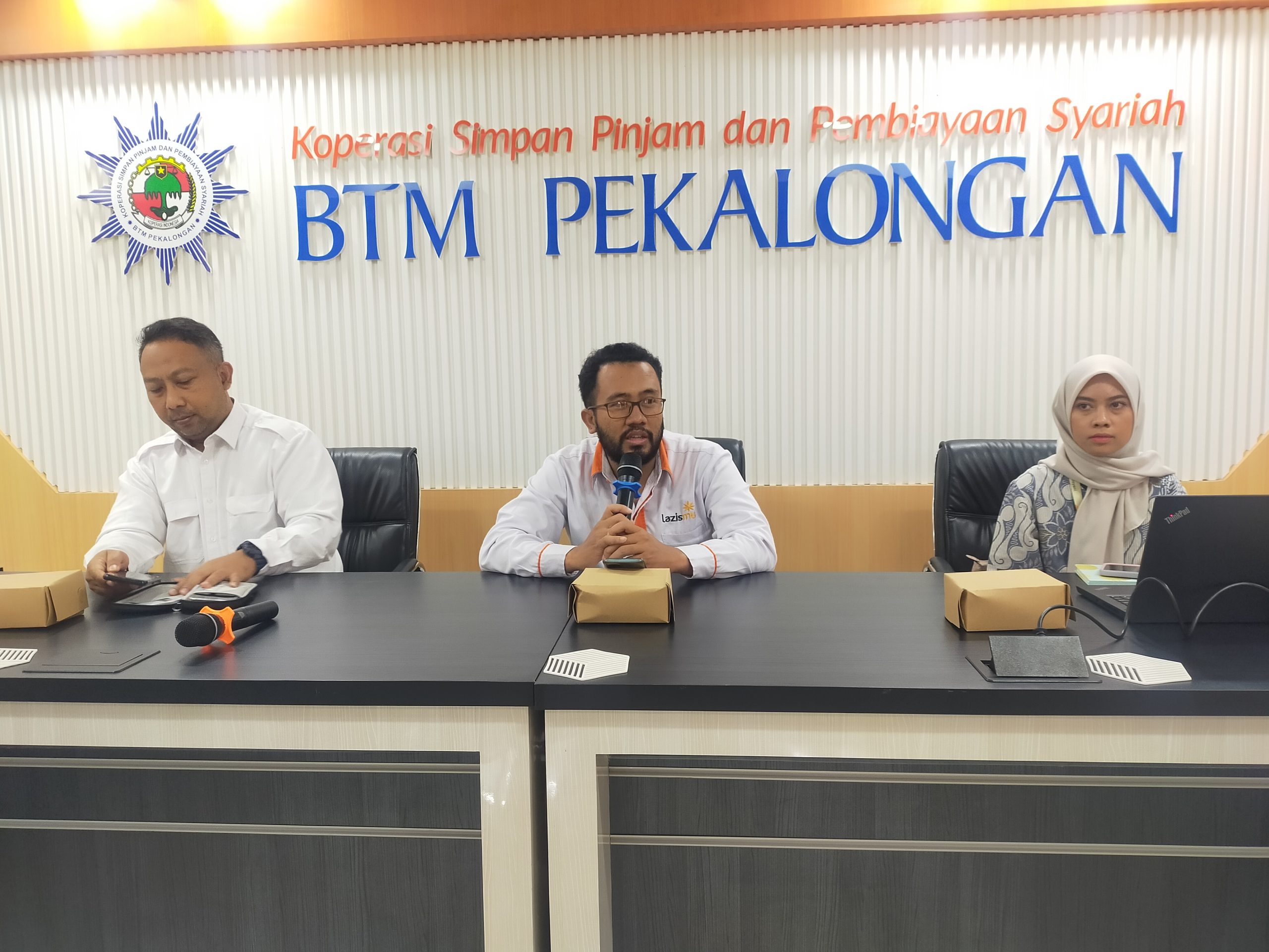 Kepala Divisi Program Lazismu Kabupaten Pekalongan, Miftahuddin, SE, MM (tengah)