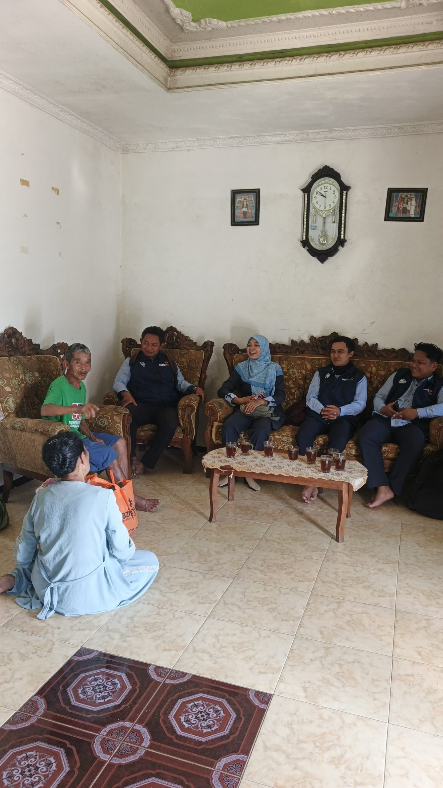 Muhdi sementara waktu tinggal di rumah tetangganya. Lazismu dan BTM datang berkunjung