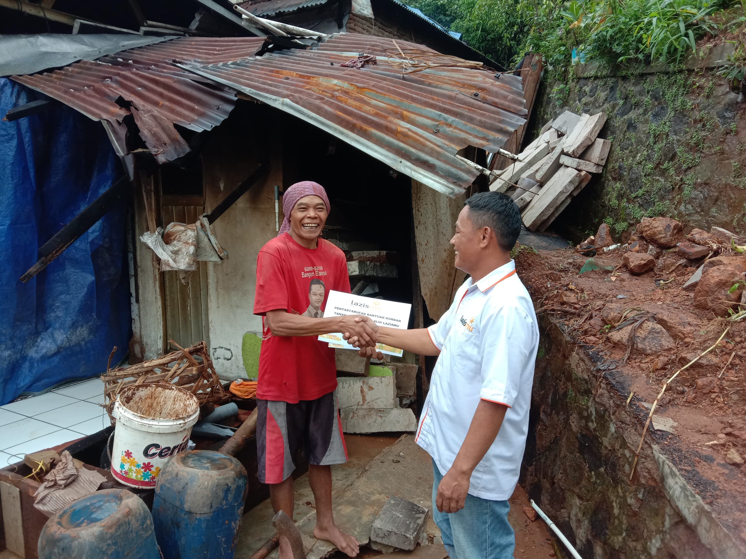 Bantuan bagi korban bencana longsor di Lebakbarang