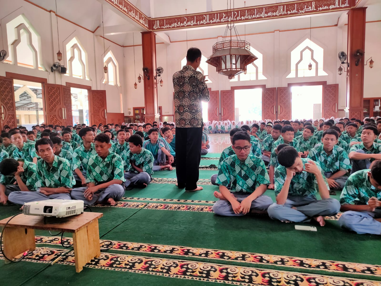 Wakil Kepala Sekolah bidang Kesiswaan SMK Muhammadiyah Kajen, Zabidin, sampaikan program infaq pagi bagi siswa