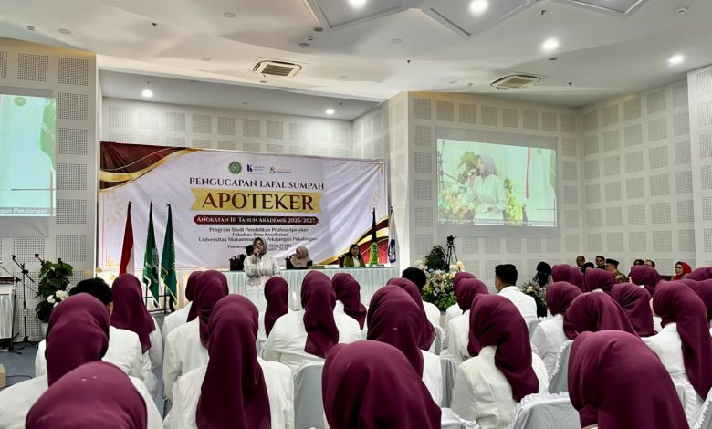 Prosesi Sumpah Profesi Apoteker di Wisuda UMPP