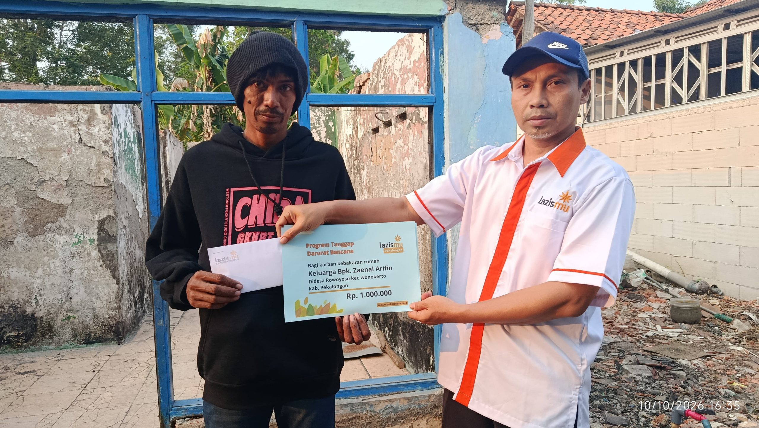 Kepala Kantor Layanan Lazismu Wonokerto, Kiswanto, juga menyerahkan bantuan untuk Zaenal Arifin yang terdampak kebakaran rumah