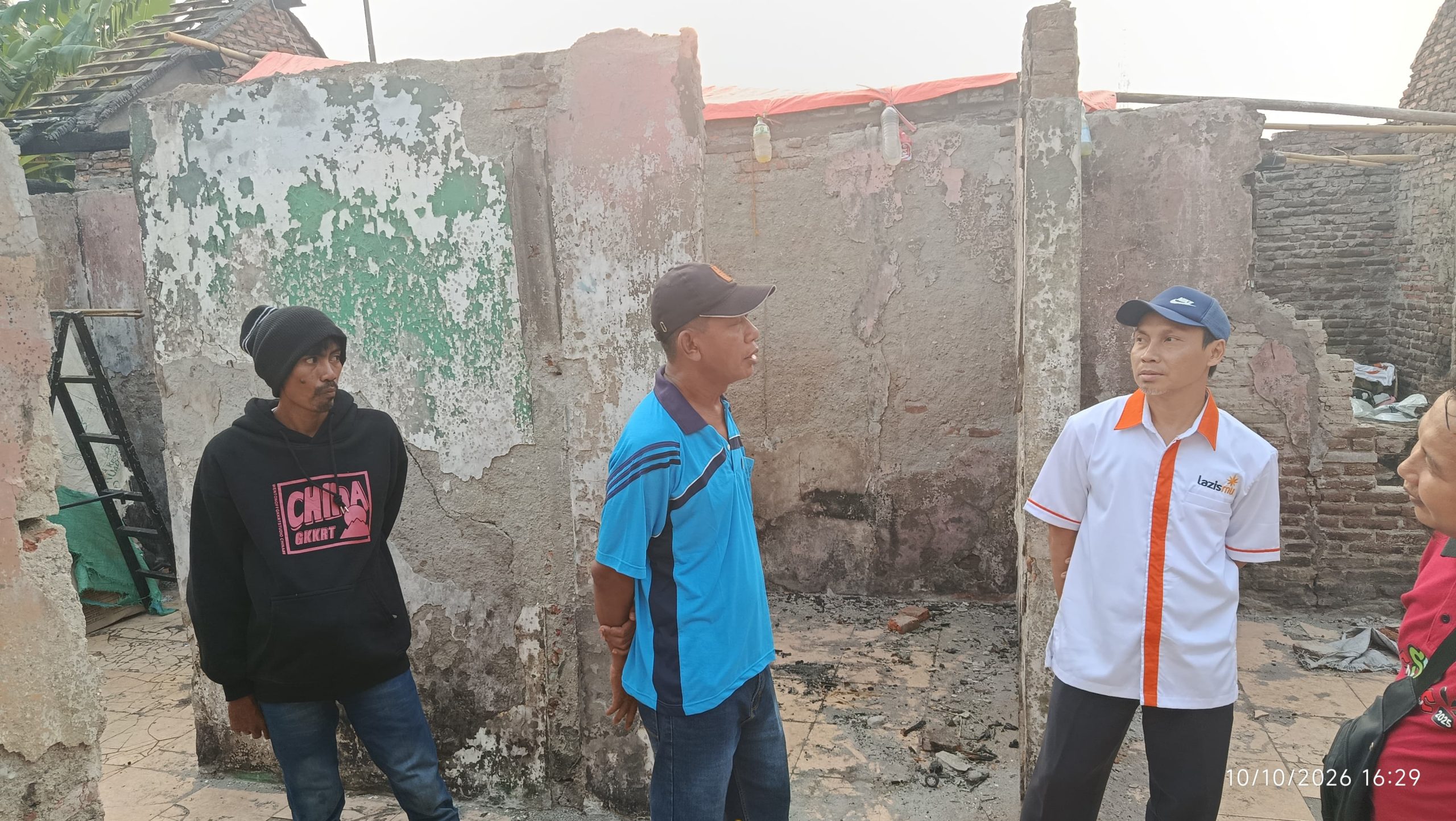 Lazismu Kantor Layanan Wonokerto melihat puing bangunan pasca kejadian kebakaran rumah