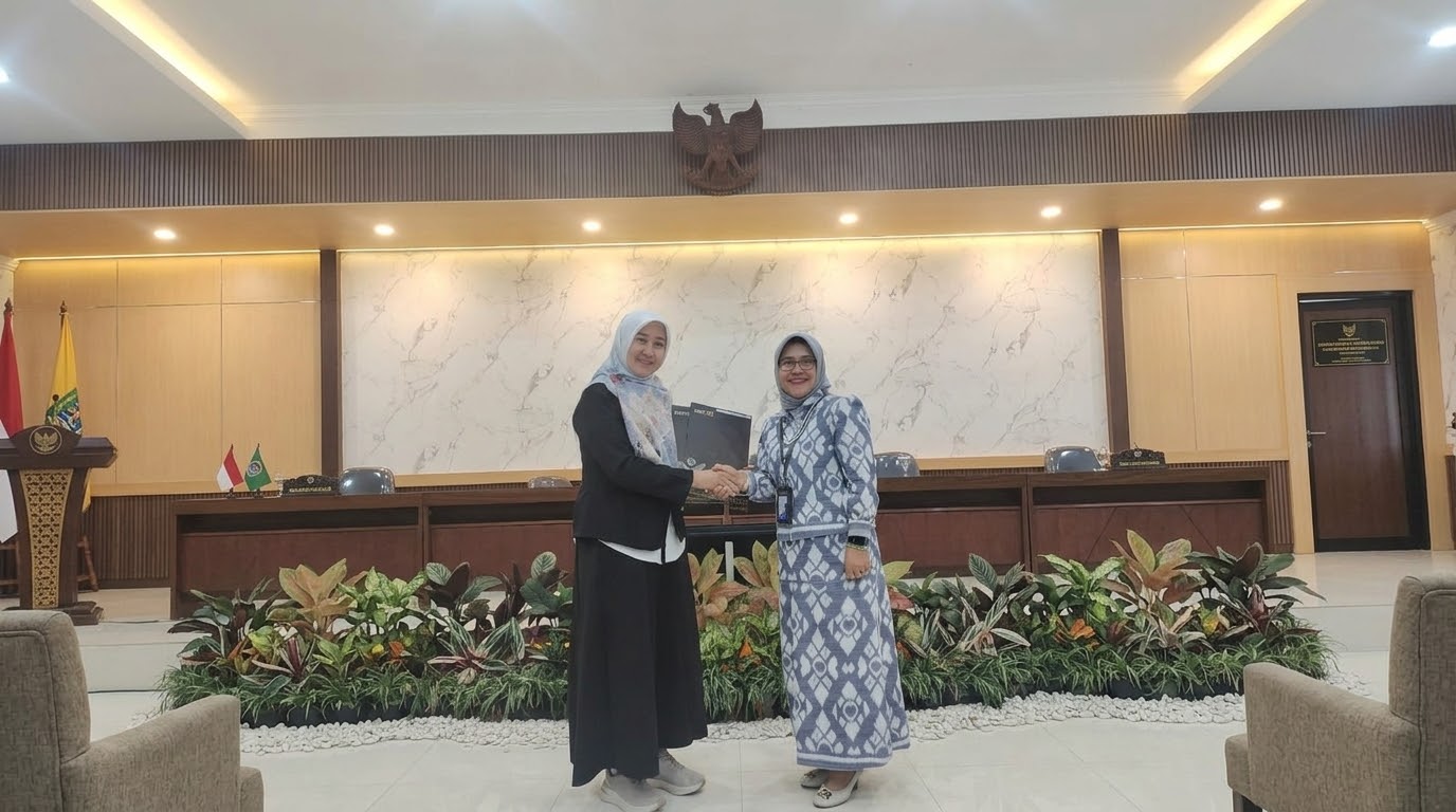 Ketua Dikti Wilayah Jawa Tengah, Endah Palupi, serahkan SK Lektor Kepala