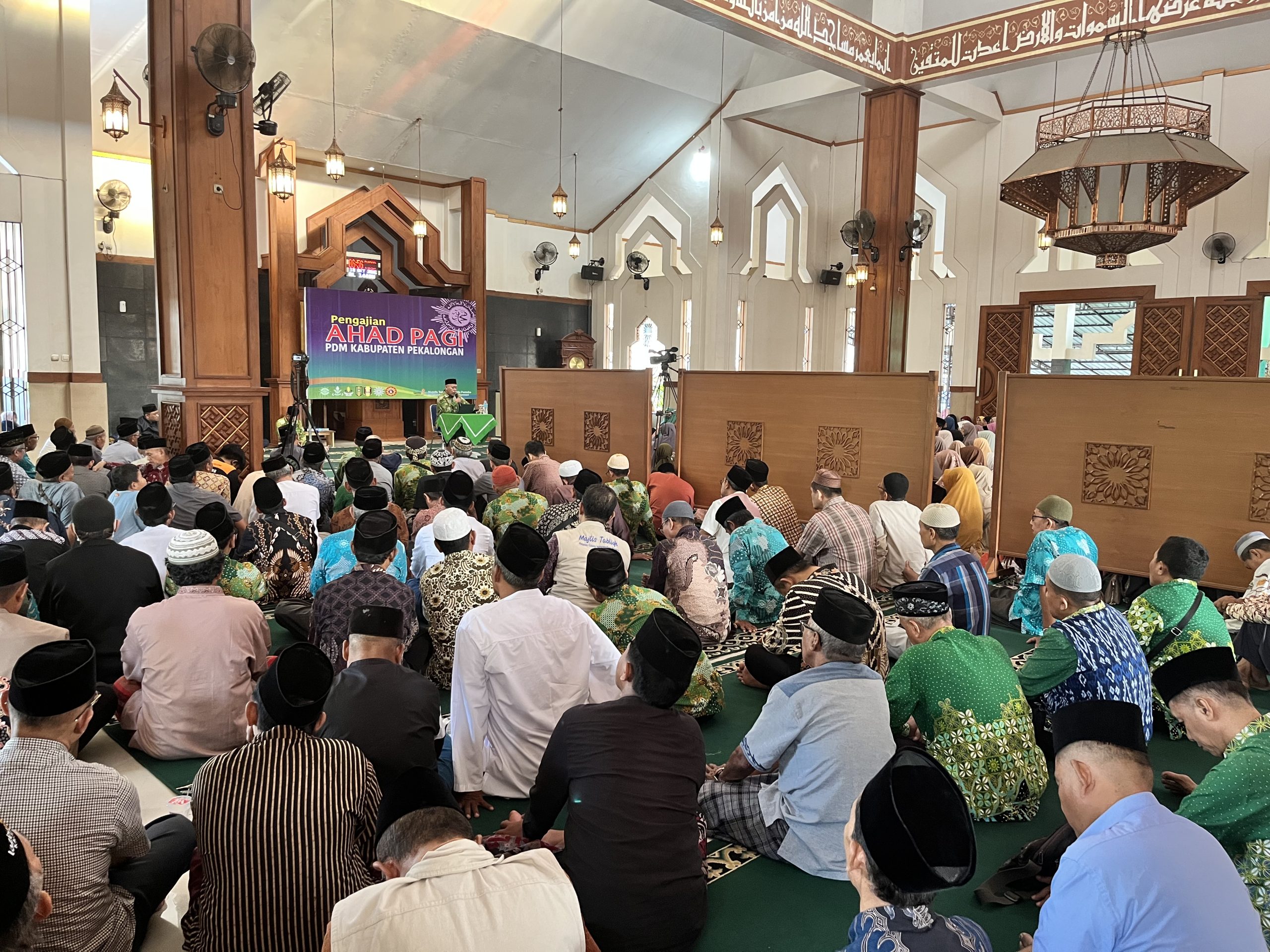 jamaah memadati masjid Khuzaemah