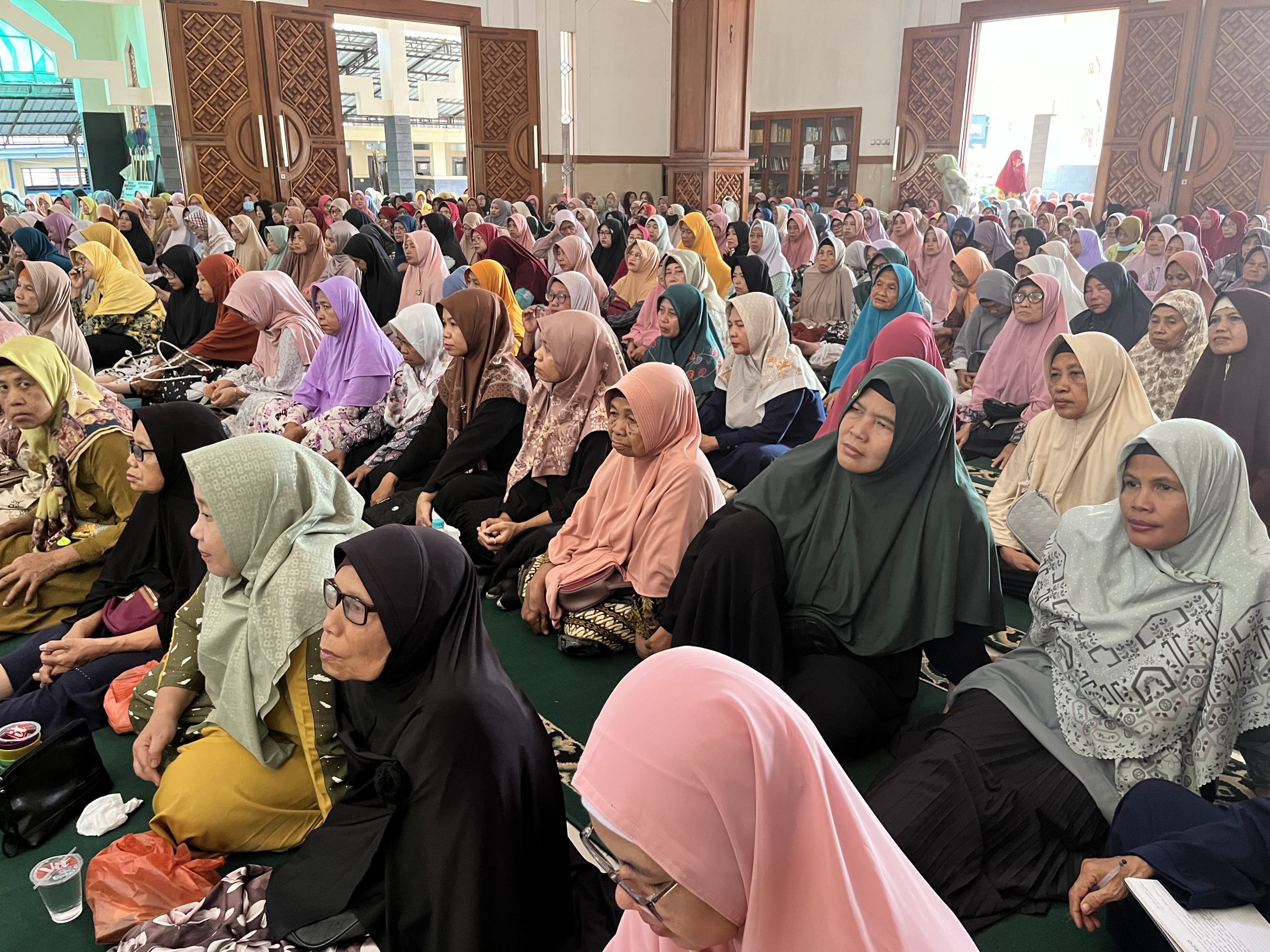 jamaah ibu-ibu pengajian ahad pagi hari ber-Muhammadiyah Kabupaten Pekalongan